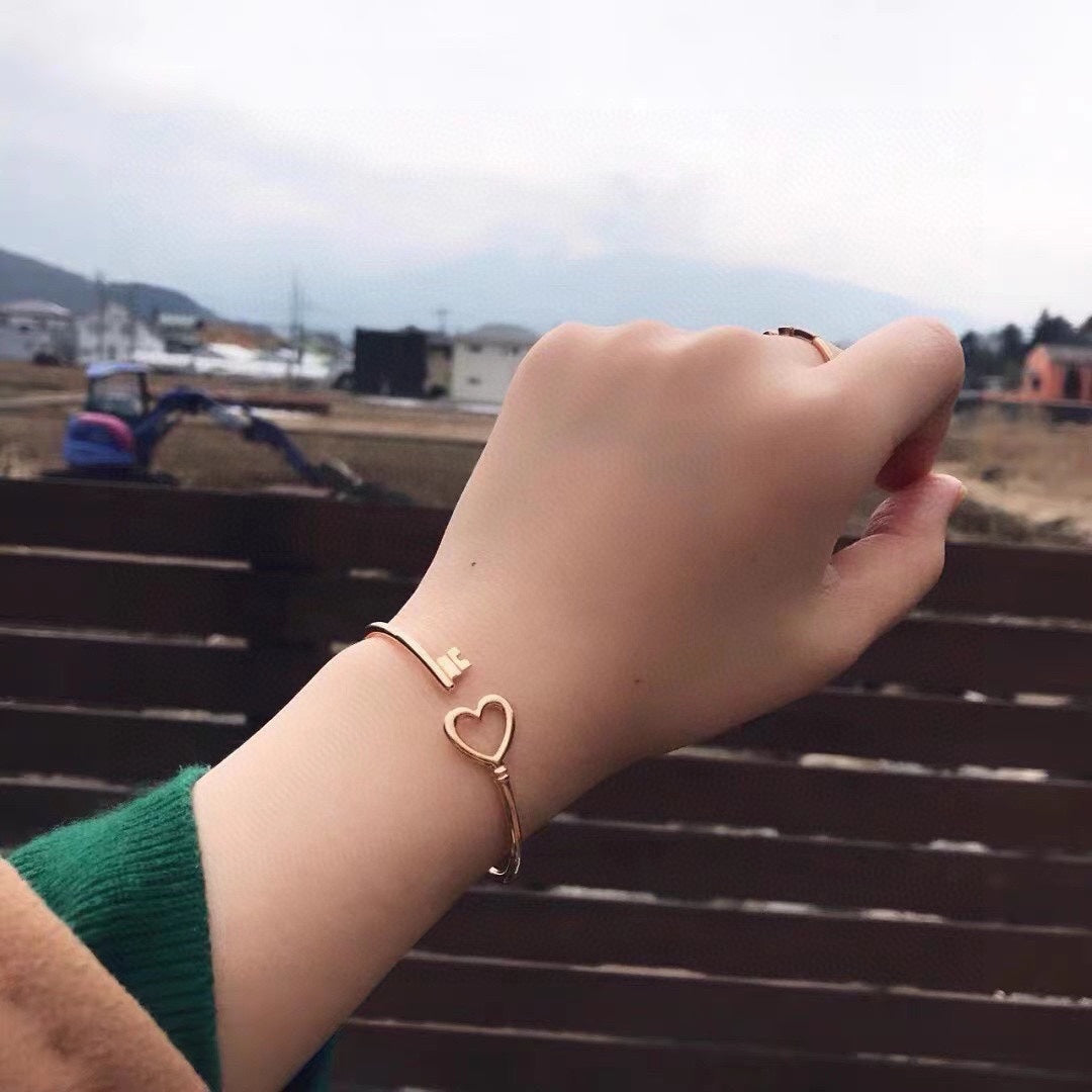 18K T Heart Key Wire Bracelet
